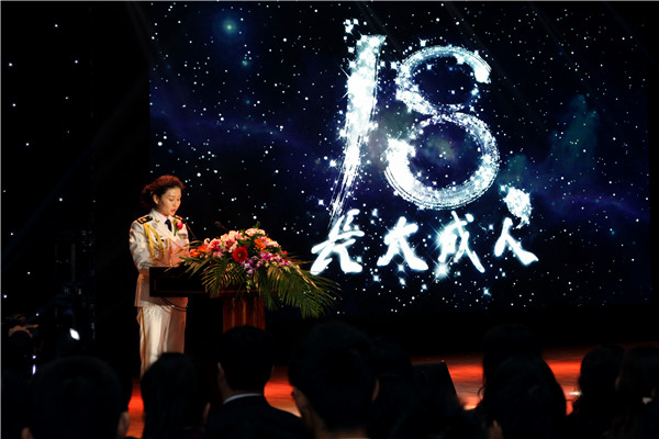 徐红霞女士作为高三家长代表在仪式上发言