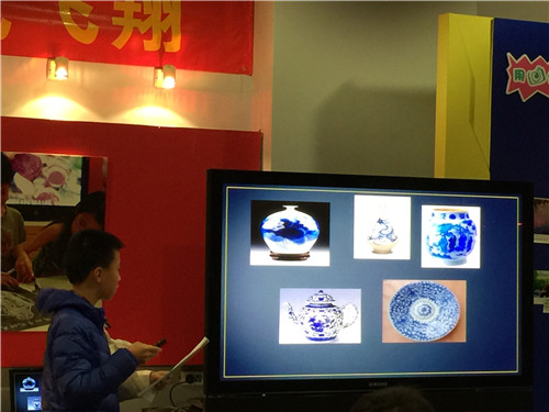 论文一等奖获奖同学张以含在进行论文展示