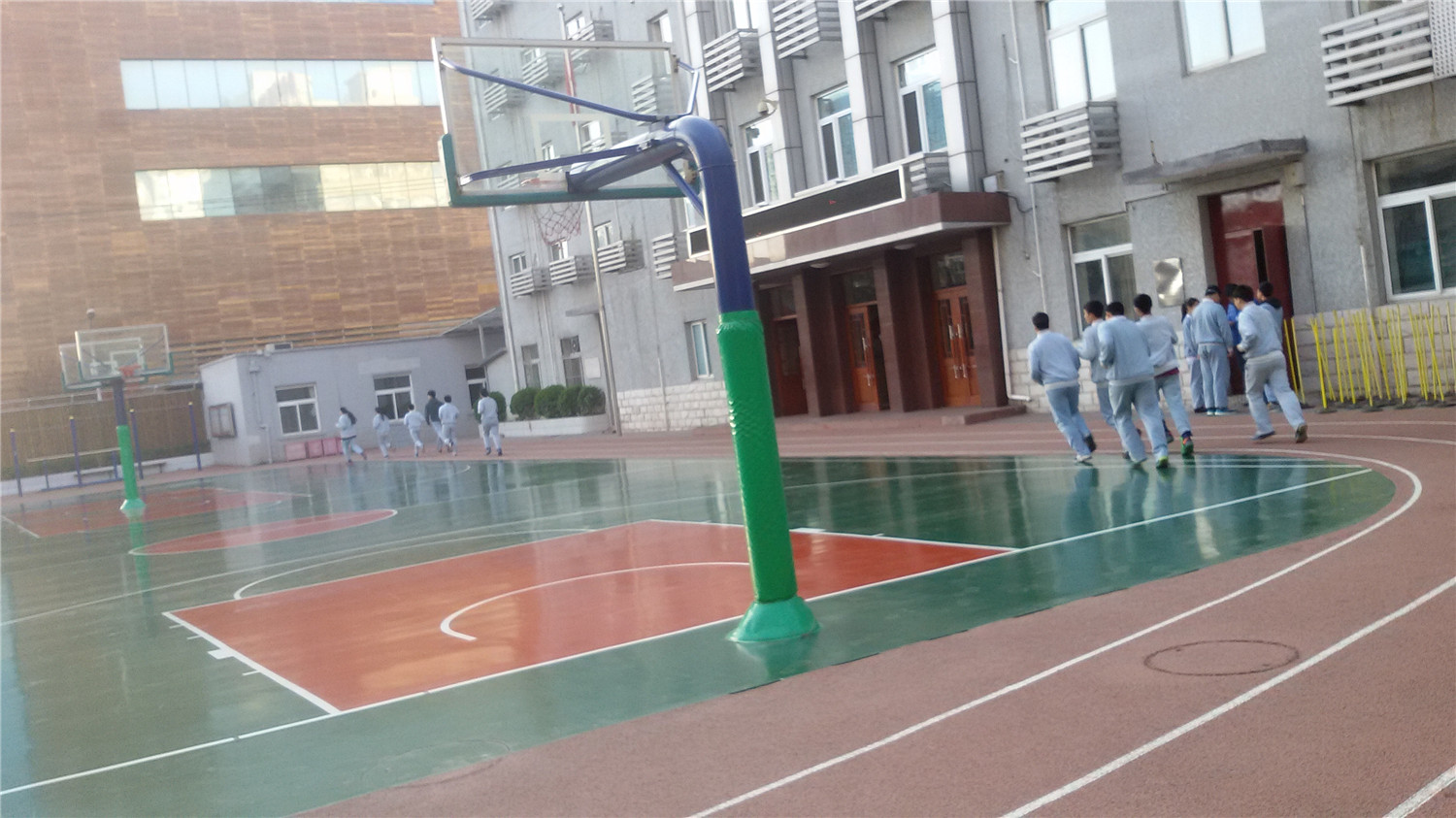 迎着清晨的阳光奔跑