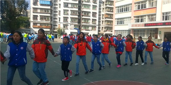 与民族中学学生跳彝族舞
