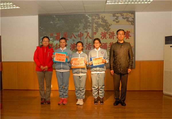 申博、张平老师为一等奖获得者颁奖