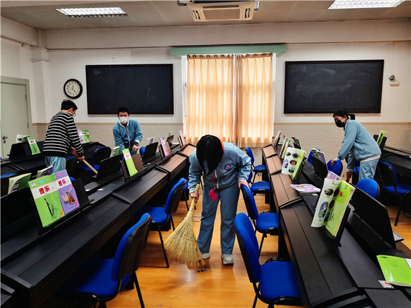 3月4日 初二学生清洁音乐教室 (1)