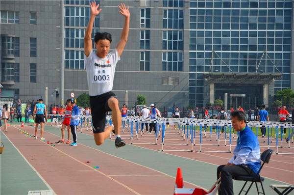 丁宇宸同学在跳远比赛中