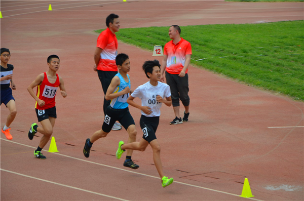 翟聿恒同学在1500米比赛中