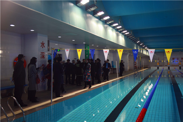 参观游泳馆