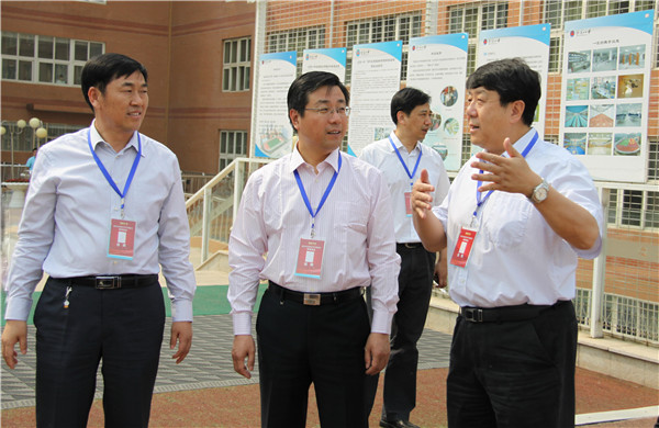 2012年5月，西城区区长王少峰同志（中）在区教委主任田京生同志（右）陪同下到我校中调研